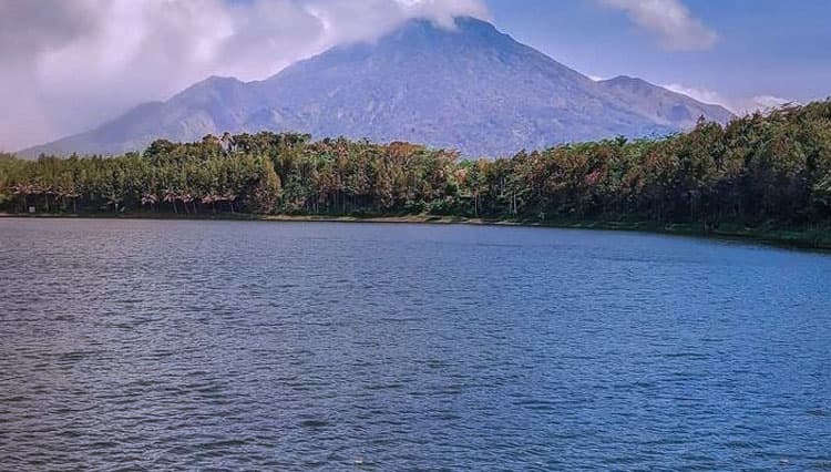 Ranu Segaran, a Perfect Place to Reel Your Road on a Boat