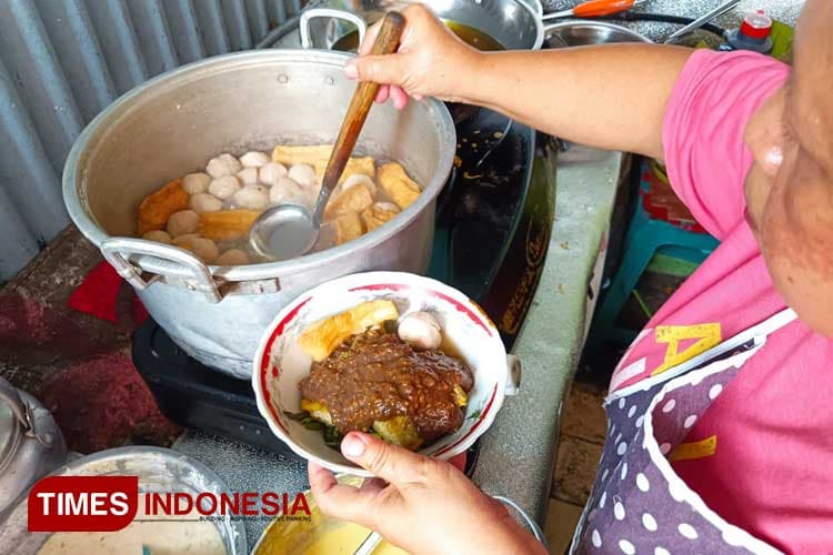Unik! Ada Kuliner Rujak Bakso di Kota Malang