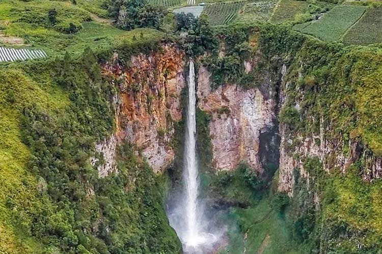 Menjelajahi Pesona Keindahan Air Terjun Sipiso-piso di Sekitar Danau Toba