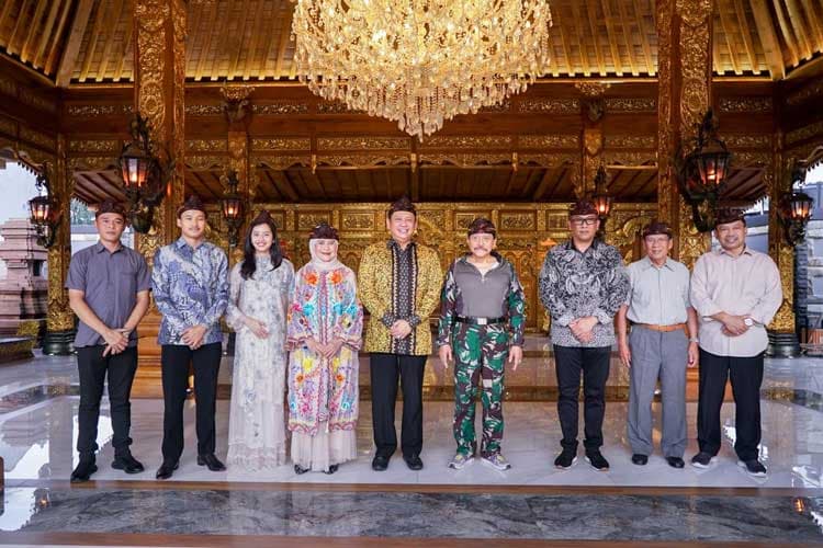 Kunjungi Kraton Majapahit, Ketua MPR RI Apresiasi Gagasan AM Hendropriyono Lestarikan Budaya