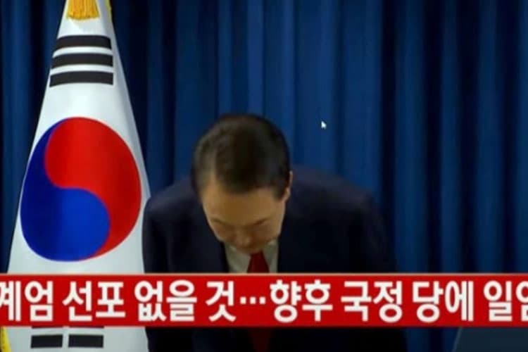 Presiden Korea Selatan Minta Maaf Kepada Rakyatnya Dengan Membungkukkan Diri