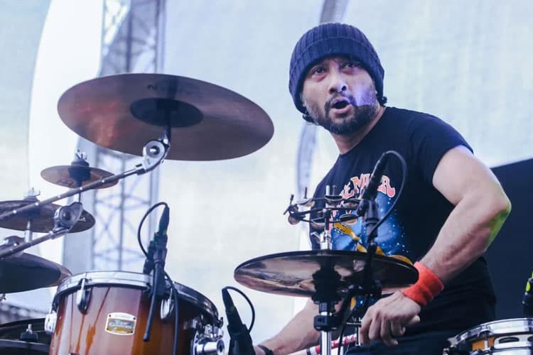 'Victory Song',  Simbol Kemenangan  Franki Indrasmoro