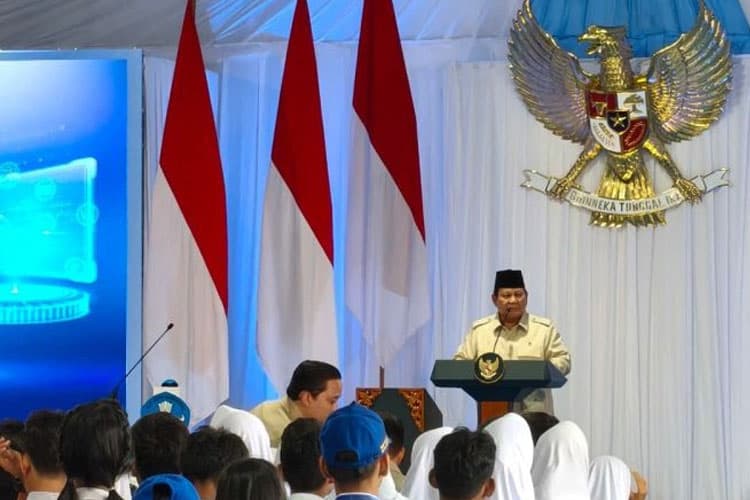 Prabowo Targetkan Pemasangan Satu Juta Smartboard untuk Sekolah