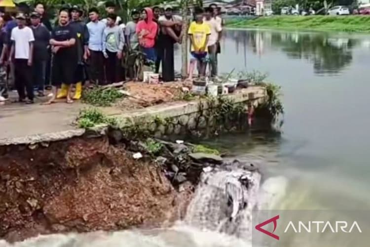 Tanggul Kalimalang Jebol: Bupati Karawang Tinjau Lokasi, Material Darurat Mulai Dikirim