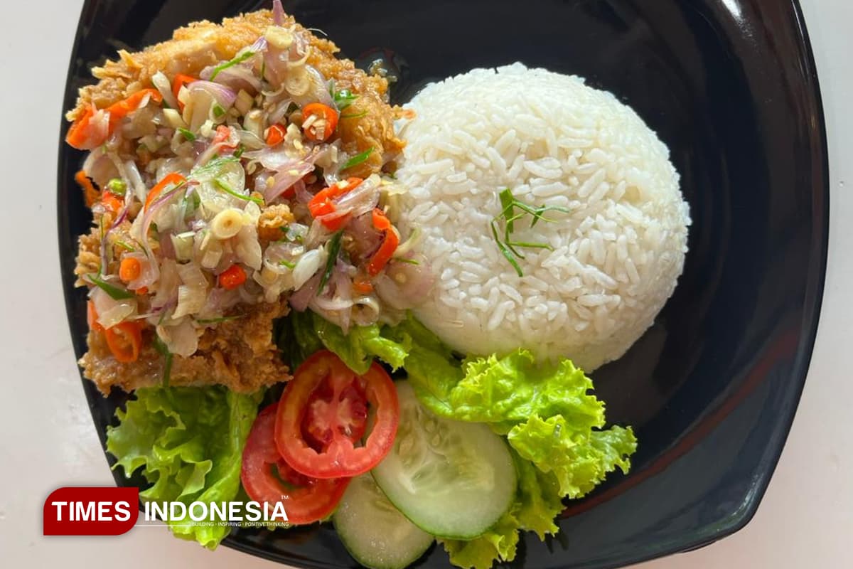 Pedas Segar Ayam Geprek RR: Inovasi Sambal Matah untuk Menu Berbuka Hits