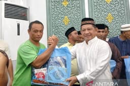 Mendagri Salurkan Paket Ibadah Presiden Prabowo di Lokasi Pascabencana Aceh