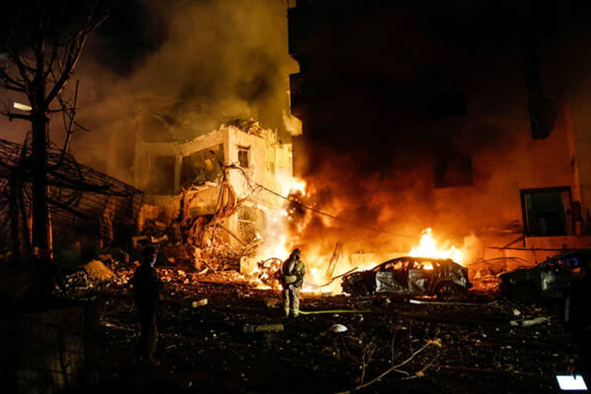 Iran Membalas Serangan Dua Gelombang Sekaligus Terhadap 14 Sasaran Fasilitas Militer AS