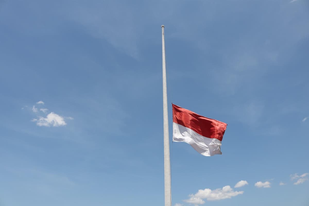 Hormati Wafatnya Try Sutrisno, Pemerintah Instruksikan Kibarkan Bendera Setengah Tiang