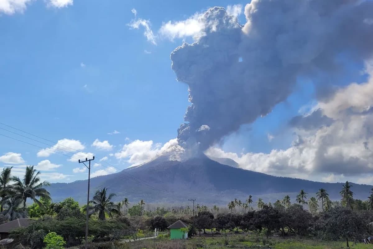 Gunung Lewotobi di Flores NTT Meletus, Warga Diminta Jauhi Radius 4 Kilometer