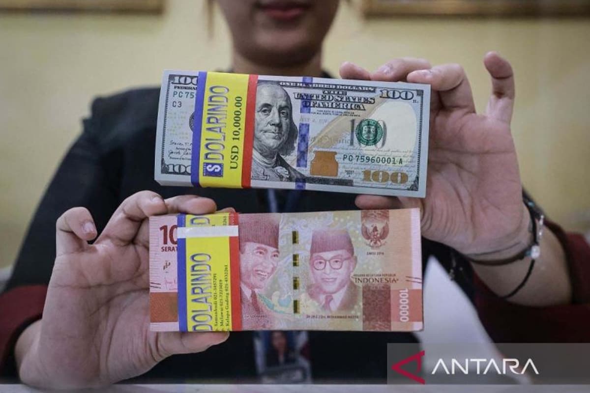 Rupiah Sentuh 16.900, BI Intervensi Ganda Tahan Gejolak Timur Tengah