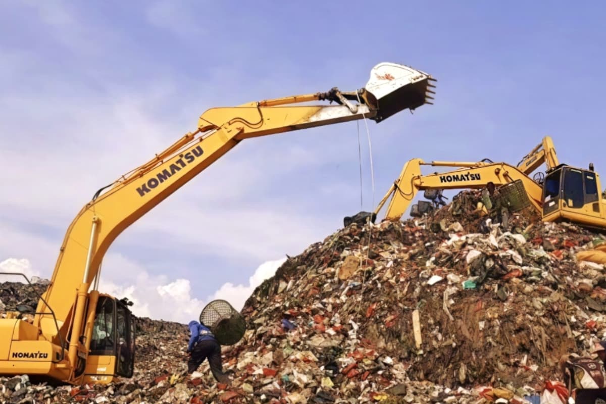 Longsor Gunungan Sampah Bantargebang Tewaskan Tiga Orang